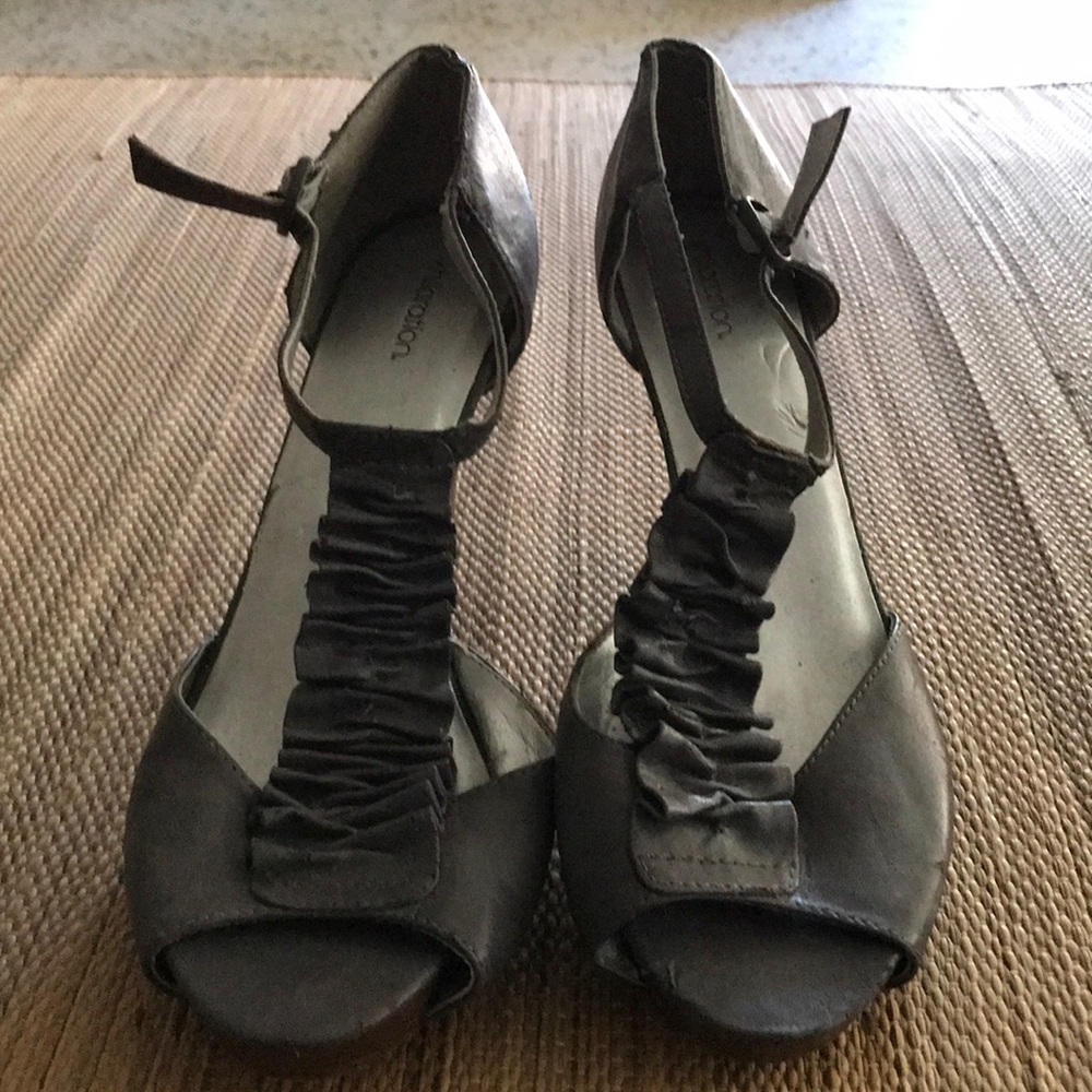 Vintage leather xhilaration heels sandals Sz 8.5